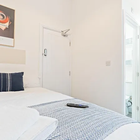 4 Bedroom 4 Bathroom House - Prime Location - Free Parking, Fast Wifi And Smart Tvs By Yoko Holiday home Redcar