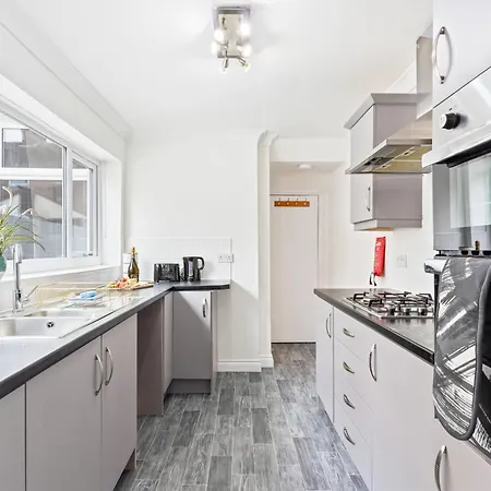 4 Bedroom 4 Bathroom House - Prime Location - Free Parking, Fast Wifi And Smart Tvs By Yoko * Redcar