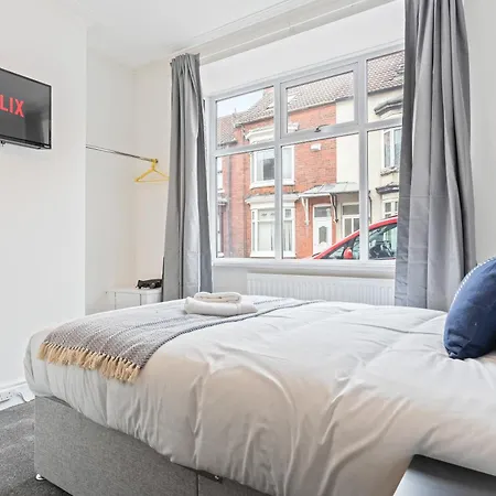 Holiday home 4 Bedroom 4 Bathroom House - Prime Location - Free Parking, Fast Wifi And Smart Tvs By Yoko