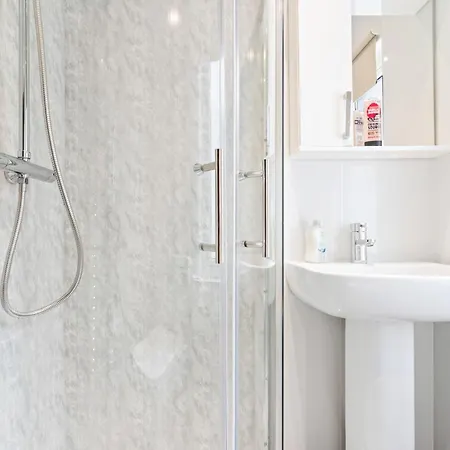 4 Bedroom 4 Bathroom House - Prime Location - Free Parking, Fast Wifi And Smart Tvs By Yoko Holiday home *