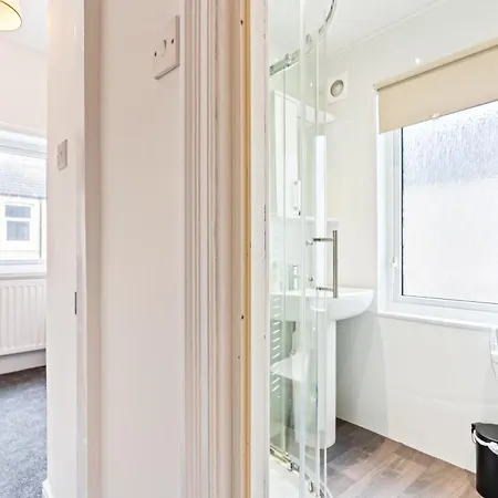 4 Bedroom 4 Bathroom House - Prime Location - Free Parking, Fast Wifi And Smart Tvs By Yoko Holiday home *