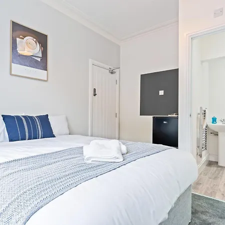 4 Bedroom 4 Bathroom House - Prime Location - Free Parking, Fast Wifi And Smart Tvs By Yoko Holiday home