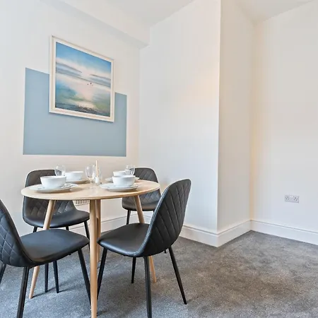 4 Bedroom 4 Bathroom House - Prime Location - Free Parking, Fast Wifi And Smart Tvs By Yoko