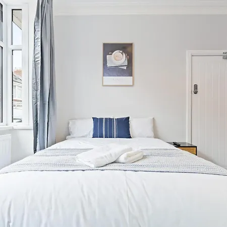 بيت للعطل 4 Bedroom 4 Bathroom House - Prime Location - Free Parking, Fast Wifi And Smart Tvs By Yoko *