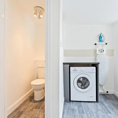 4 Bedroom 4 Bathroom House - Prime Location - Free Parking, Fast Wifi And Smart Tvs By Yoko *