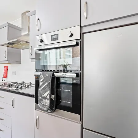 4 Bedroom 4 Bathroom House - Prime Location - Free Parking, Fast Wifi And Smart Tvs By Yoko Holiday home
