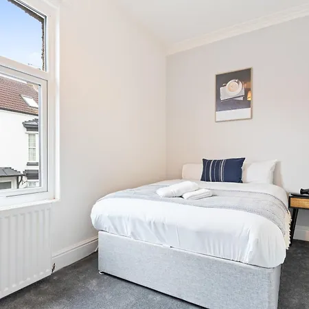 Holiday home 4 Bedroom 4 Bathroom House - Prime Location - Free Parking, Fast Wifi And Smart Tvs By Yoko