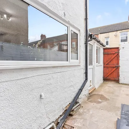 4 Bedroom 4 Bathroom House - Prime Location - Free Parking, Fast Wifi And Smart Tvs By Yoko Holiday home Redcar