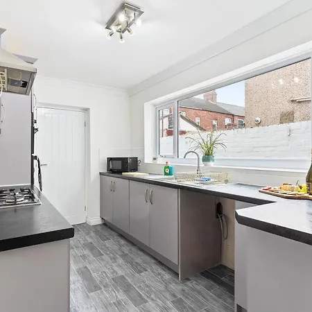 4 Bedroom 4 Bathroom House - Prime Location - Free Parking, Fast Wifi And Smart Tvs By Yoko Holiday home