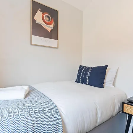 4 Bedroom 4 Bathroom House - Prime Location - Free Parking, Fast Wifi And Smart Tvs By Yoko *