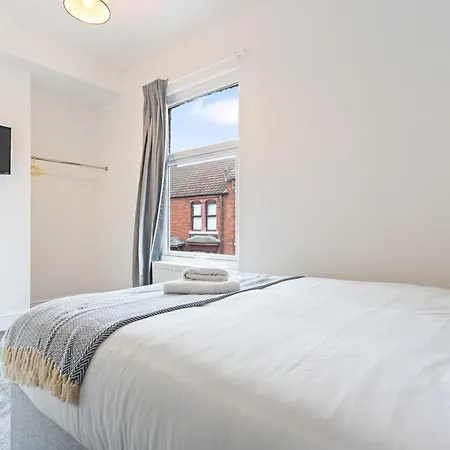 4 Bedroom 4 Bathroom House - Prime Location - Free Parking, Fast Wifi And Smart Tvs By Yoko Tatil Evi *